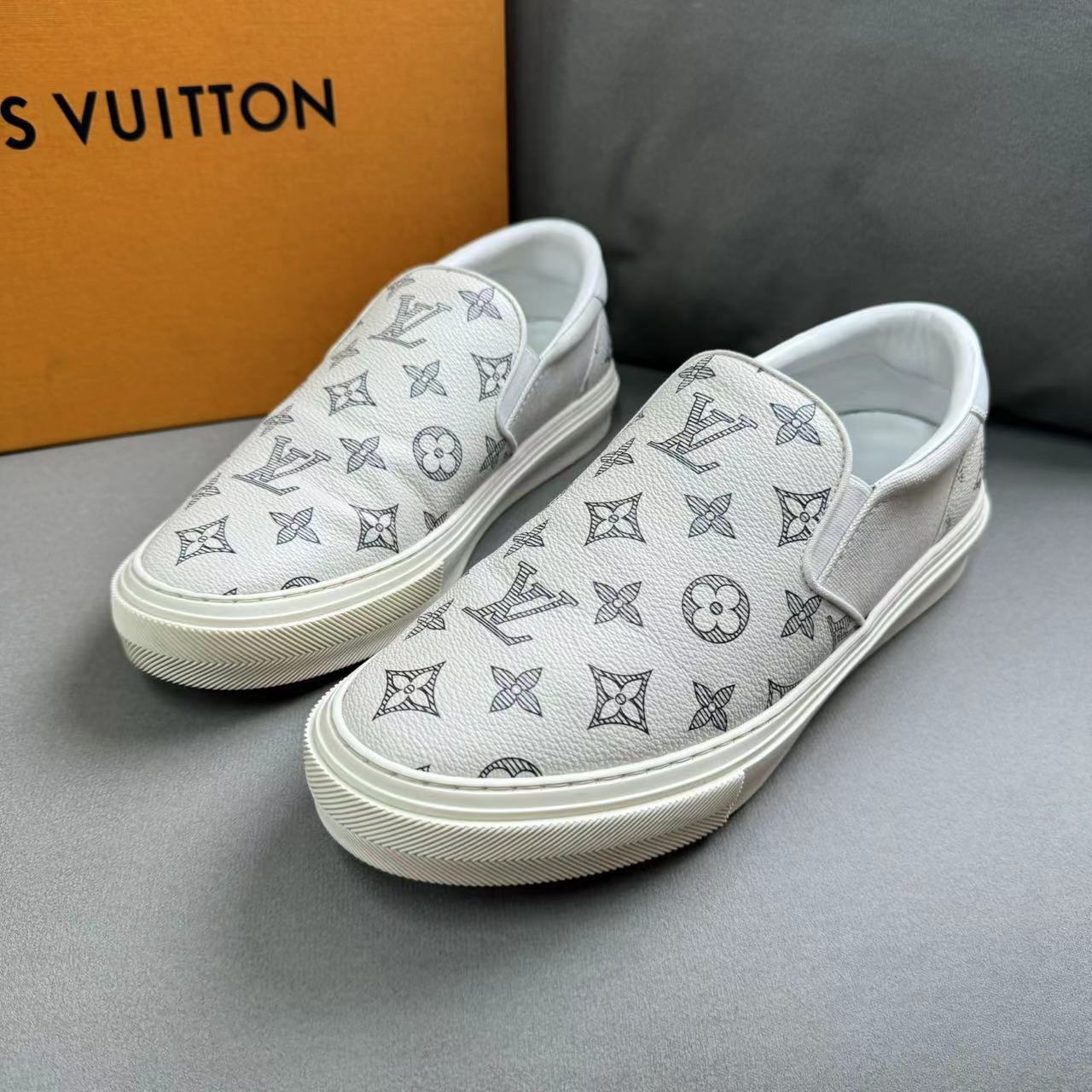 95新 LouisVuitton/路易威登 米白色老花休闲时尚一脚蹬 40码