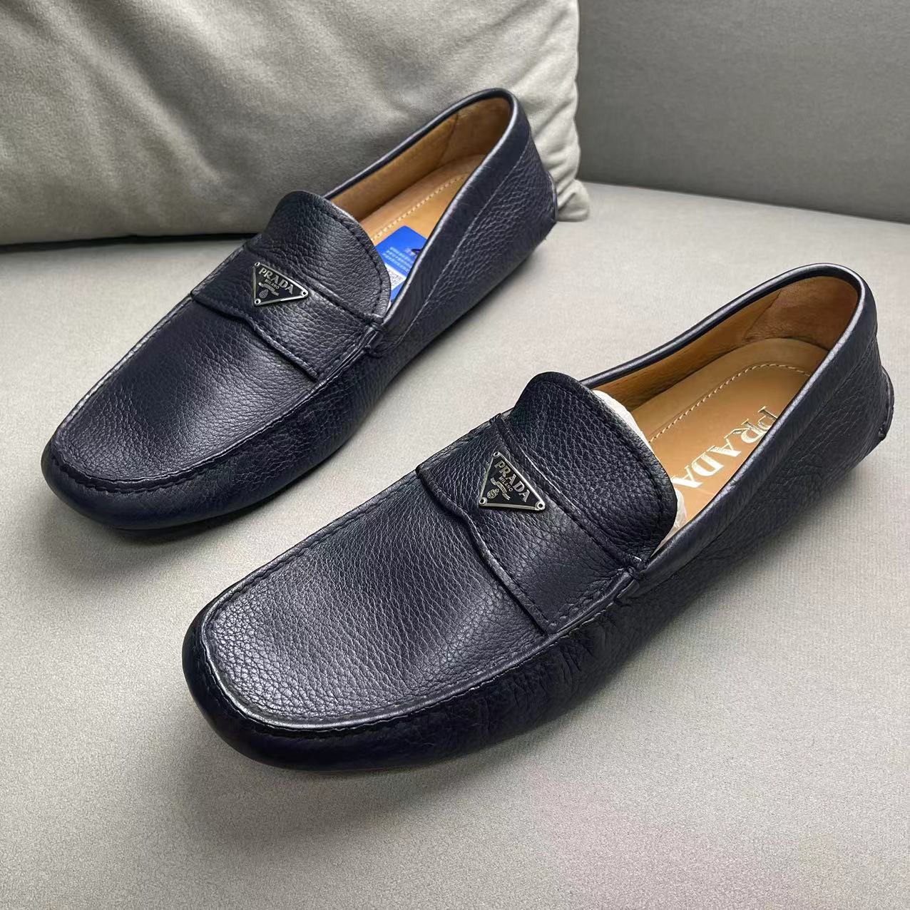 Prada/普拉达藏蓝色荔枝纹三角logo时尚百搭休闲豆豆鞋 42码/全新