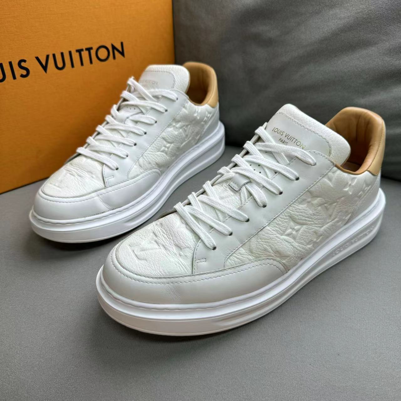 LouisVuitton/路易威登白色浮雕满印休闲百搭松糕鞋42/42.5码95新