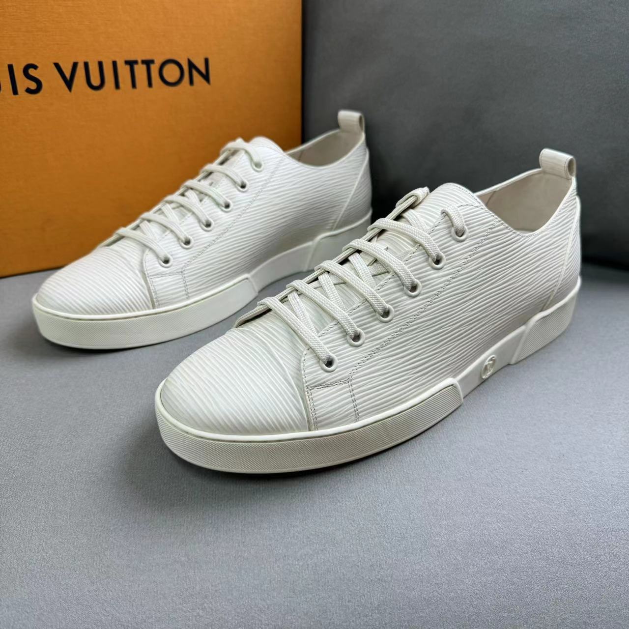 全新未使用 LouisVuitton/路易威登 米白色水波纹百搭板鞋41.5码
