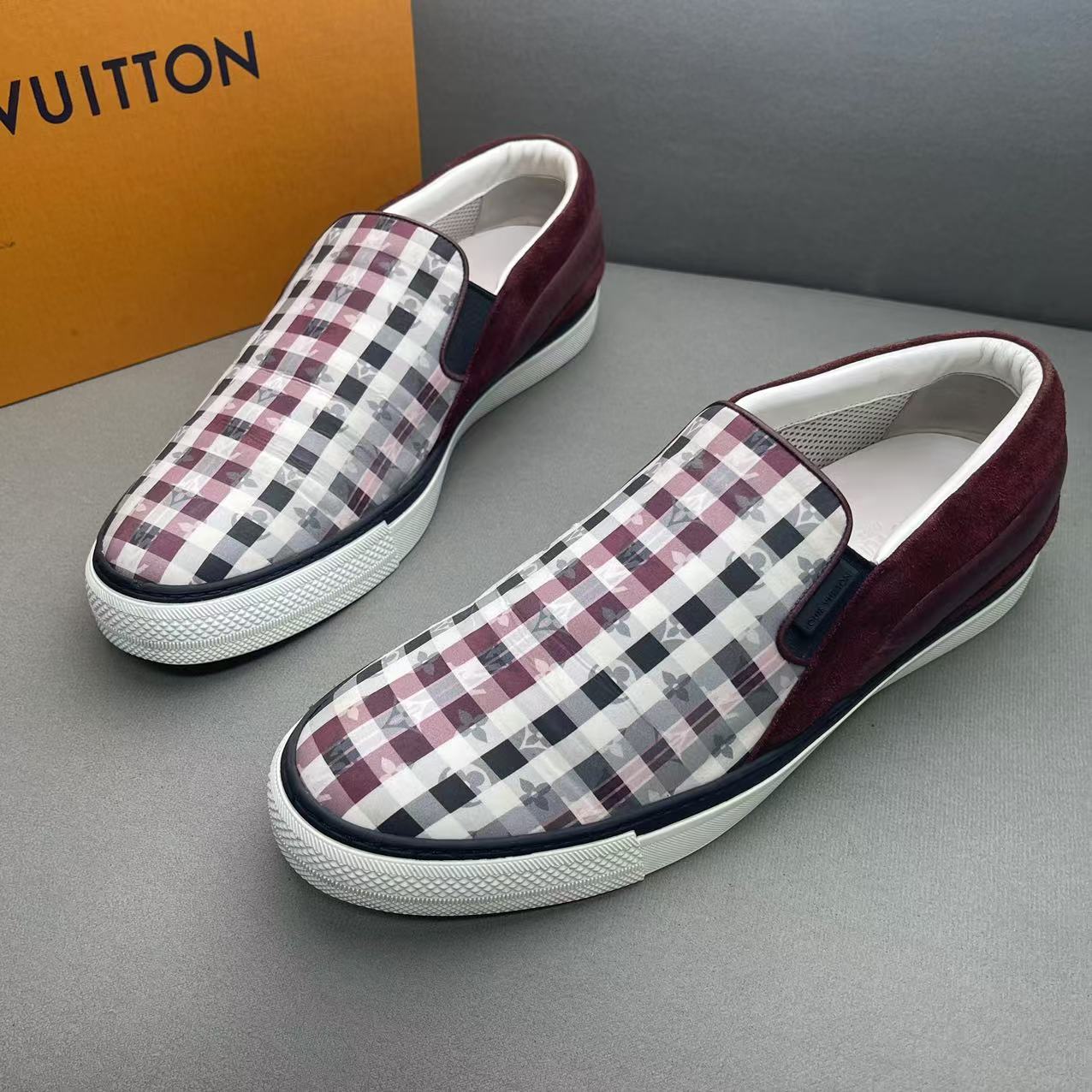 95新 LouisVuitton/路易威登 红白暗纹老花休闲百搭一脚蹬 43码