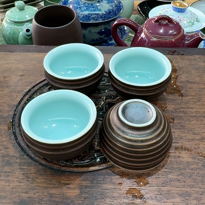 古铜釉品茗杯。一组？？