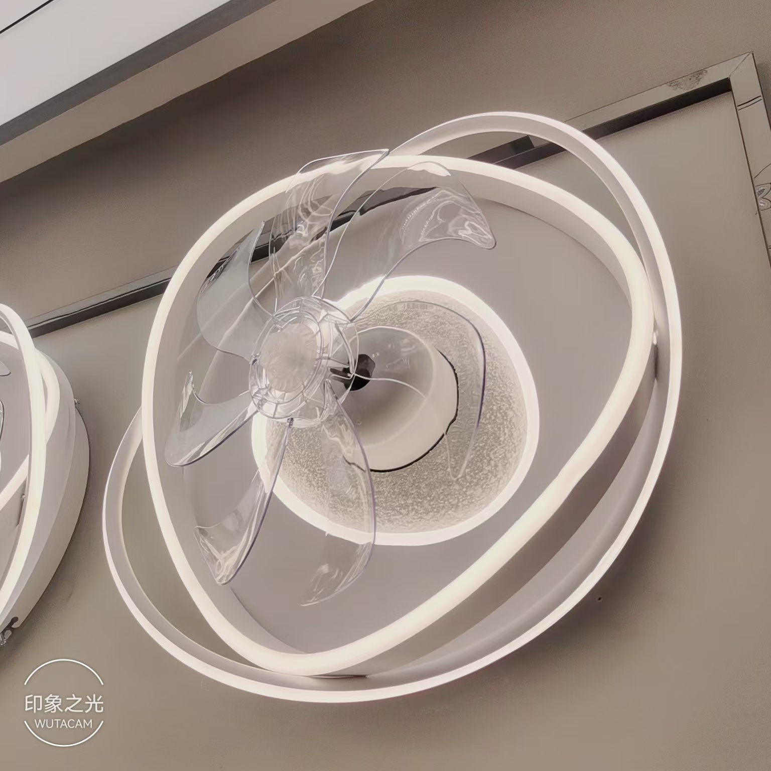 楚楚家个性创意现代简约家用吸顶灯风扇灯白色轻奢