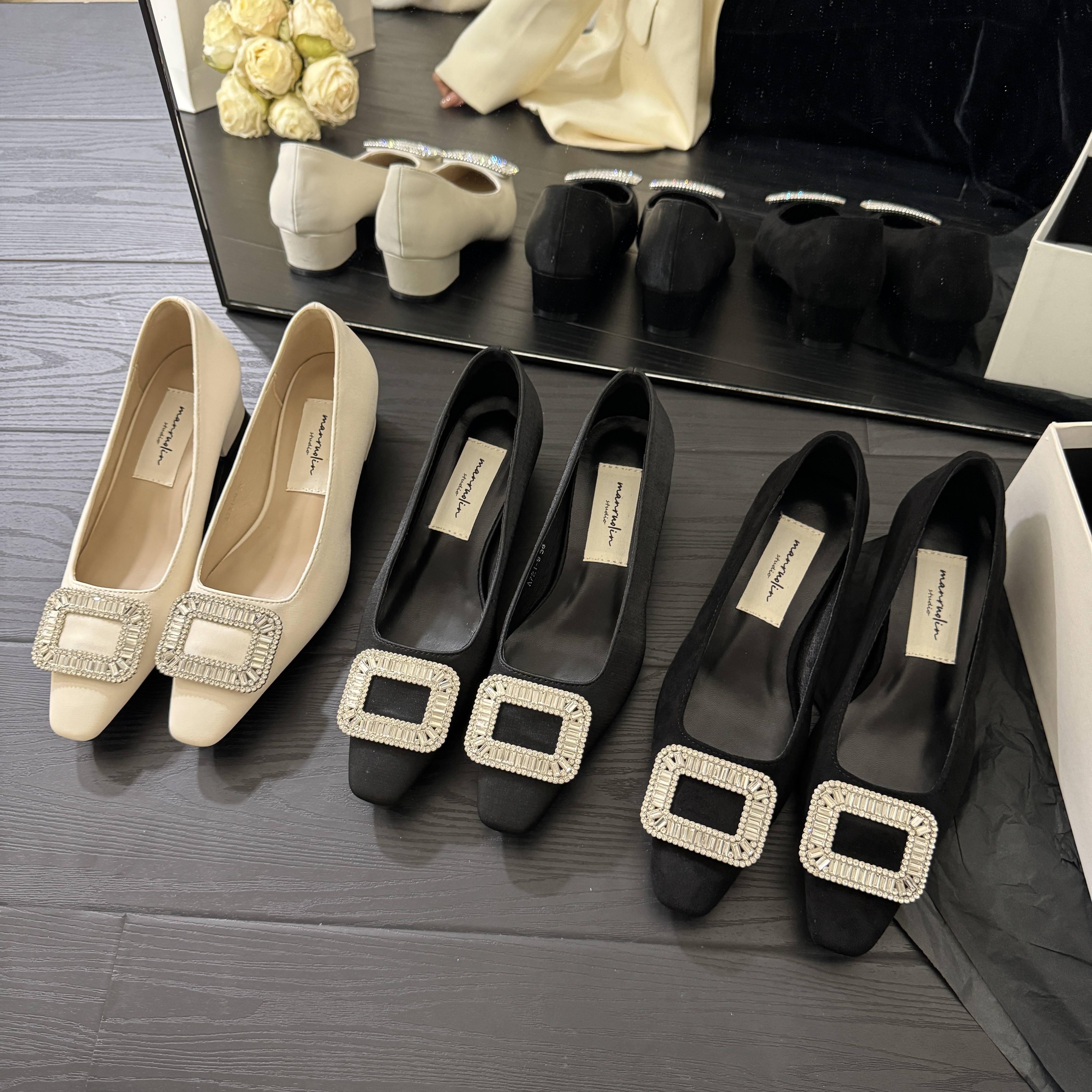 气质缎面方头浅口粗跟单鞋女2025年春夏新款百搭方扣水钻中跟鞋子