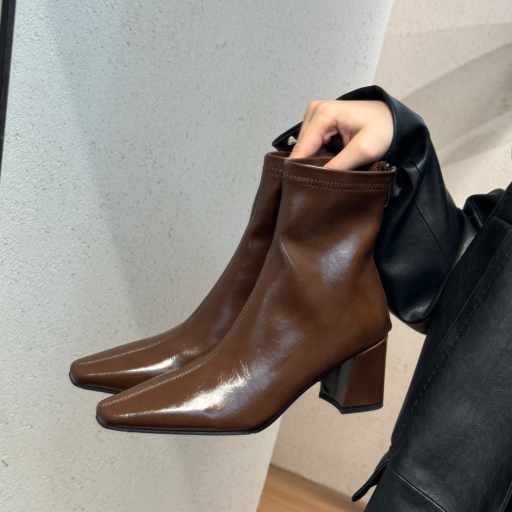 2025新款法式小方头高跟靴子复古瘦瘦靴气质后拉链百搭粗跟短靴女