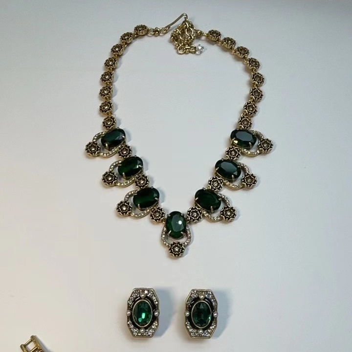 铜合金项链 中古轻奢时尚 复古绿色镶嵌莱茵石 气质百搭 元素多元