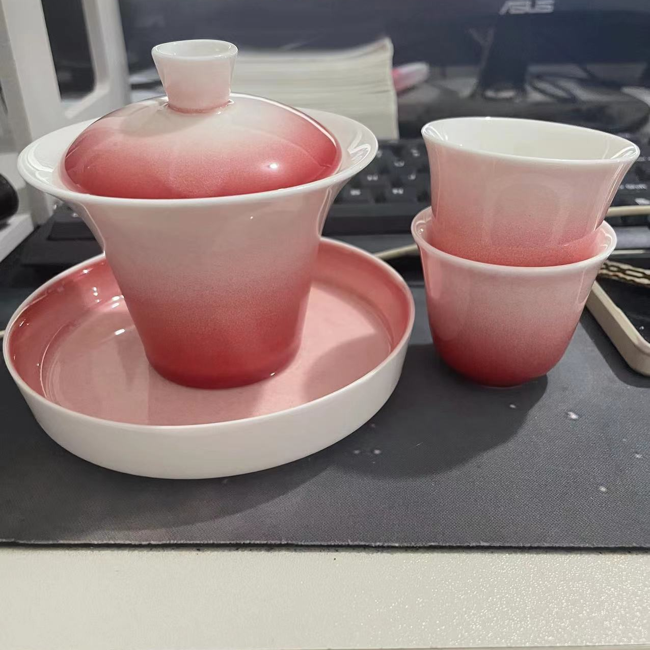 高端羊脂玉瓷渐变玫瑰红马蹄陶瓷三才盖碗0675