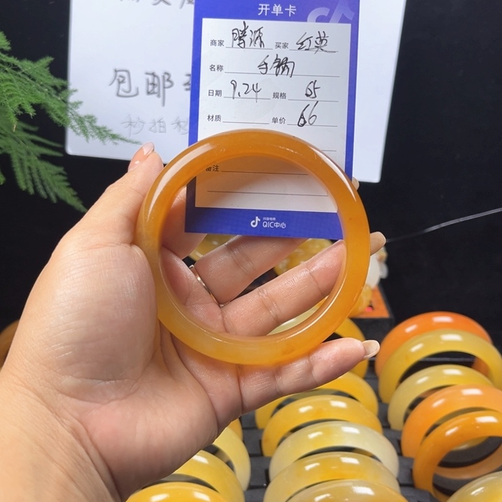 石英质玉（黄龙玉）手镯合金