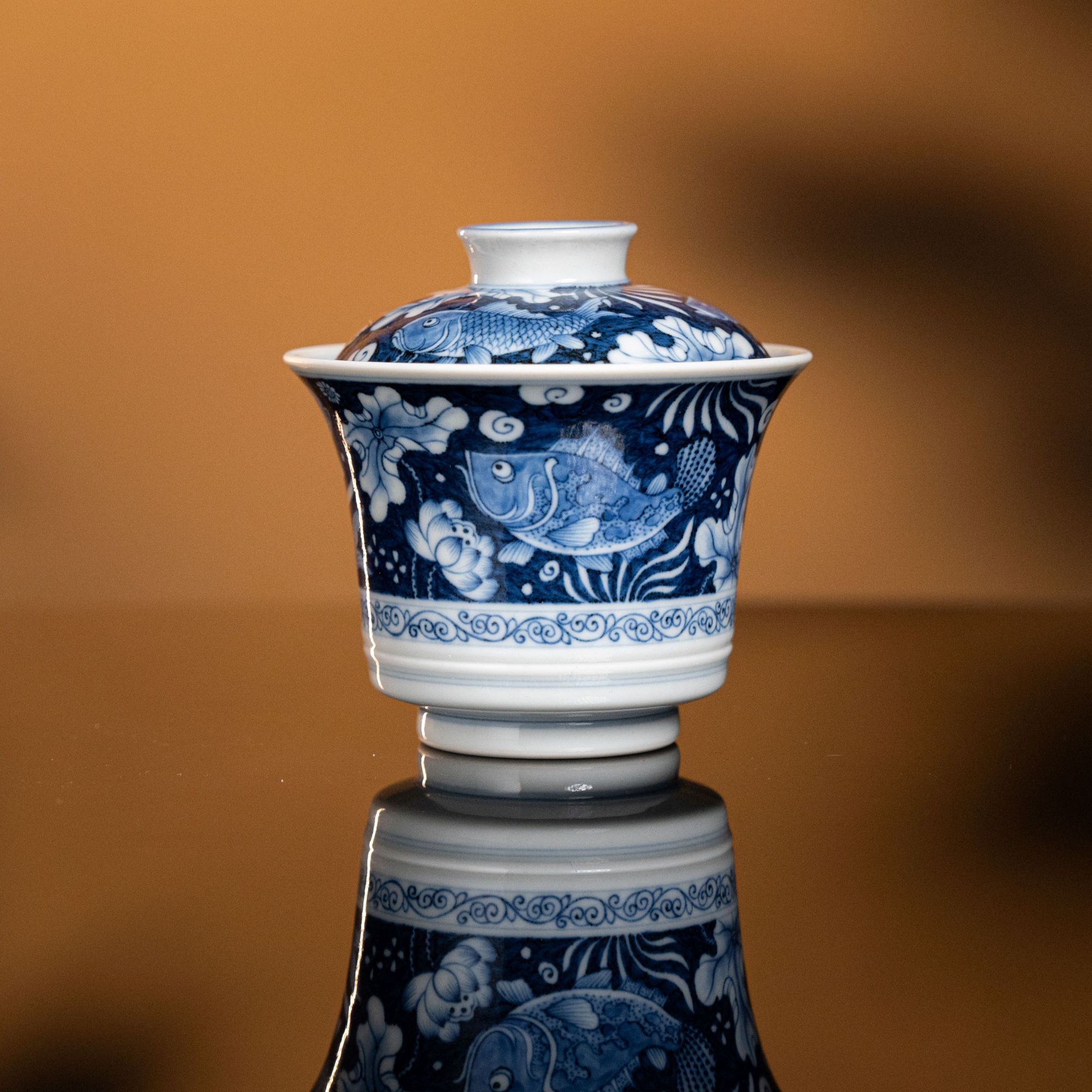 快雪时晴 青花蓝地马蹄鱼藻盖碗