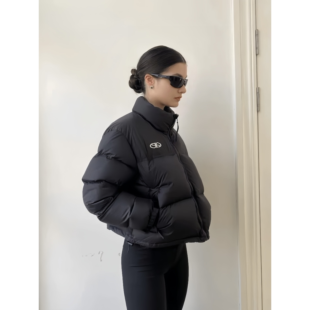 波司登黑色短款轻薄白鸭绒羽绒服女2023冬季新款棉服保暖加厚面包