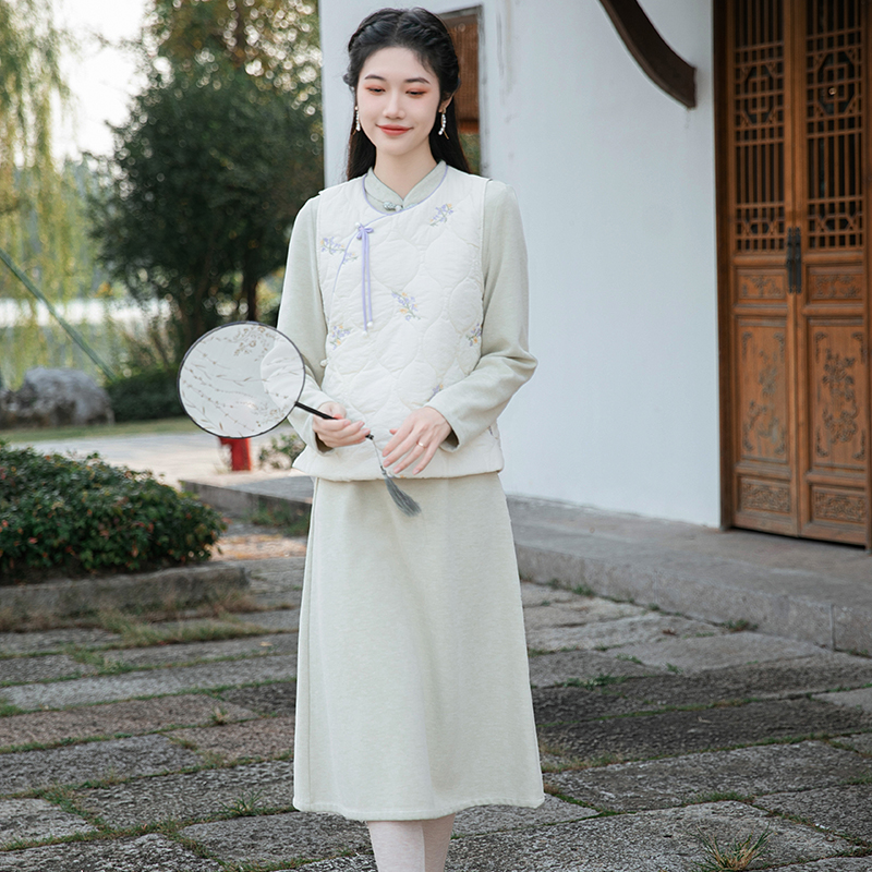 2023年国风刺绣外穿上衣马甲女秋冬季斜襟新中式保暖轻薄短款背心