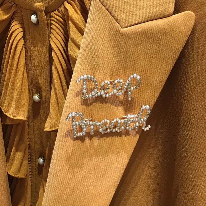 合金胸针 季阿玛施新颖时尚百搭轻奢胸针深呼吸英文字母别针饰品