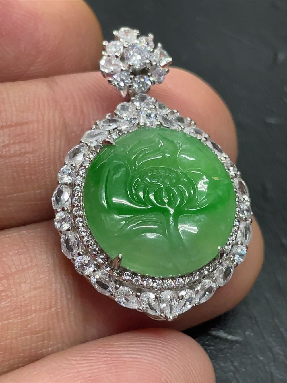 （缅甸翡翠A货）925银镶嵌阳绿花开富贵吊坠（尺寸34.2-22.8-10.2）