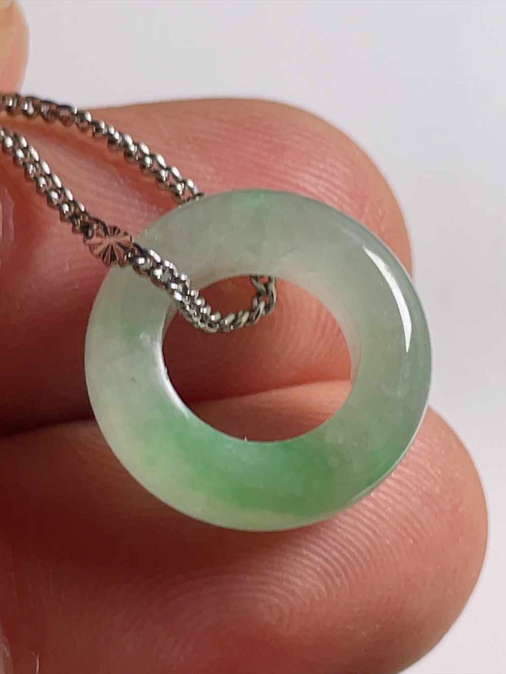 天然翡翠A货飘绿平安环吊坠，配银链（16.5-5.2）