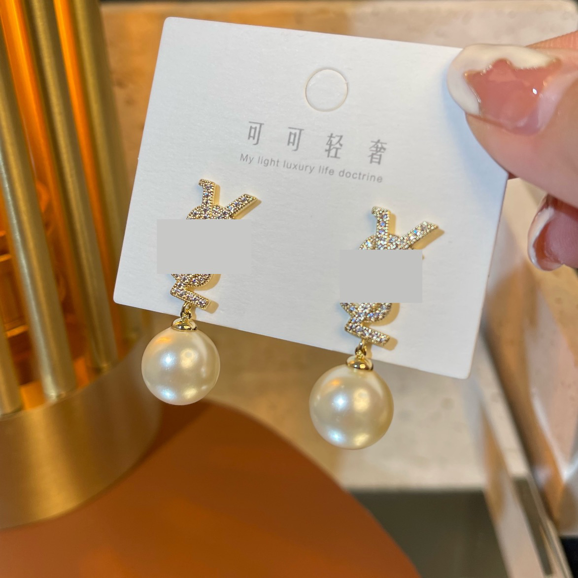 铜合金仿珍珠耳饰 E0034 时尚简约气质百搭精致优雅字母耳坠