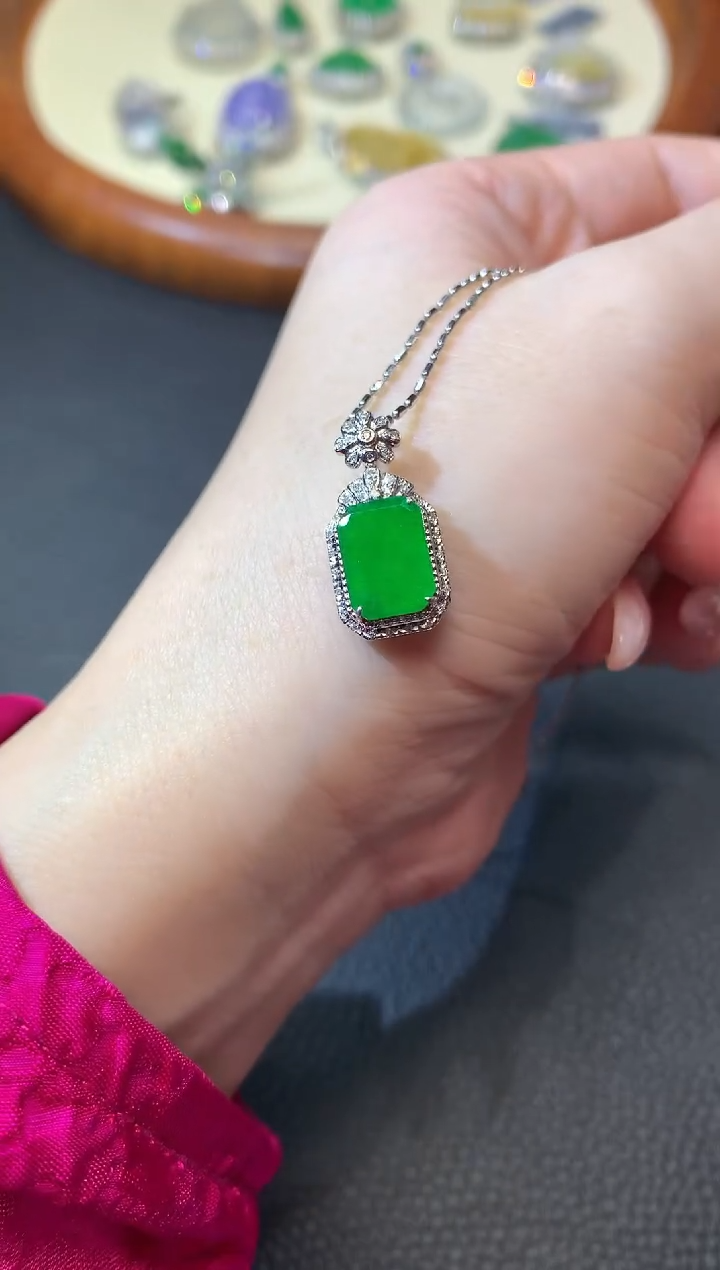 【闪购商品】翡翠吊坠（不含链）18K金镶嵌A28 多样性发货一件