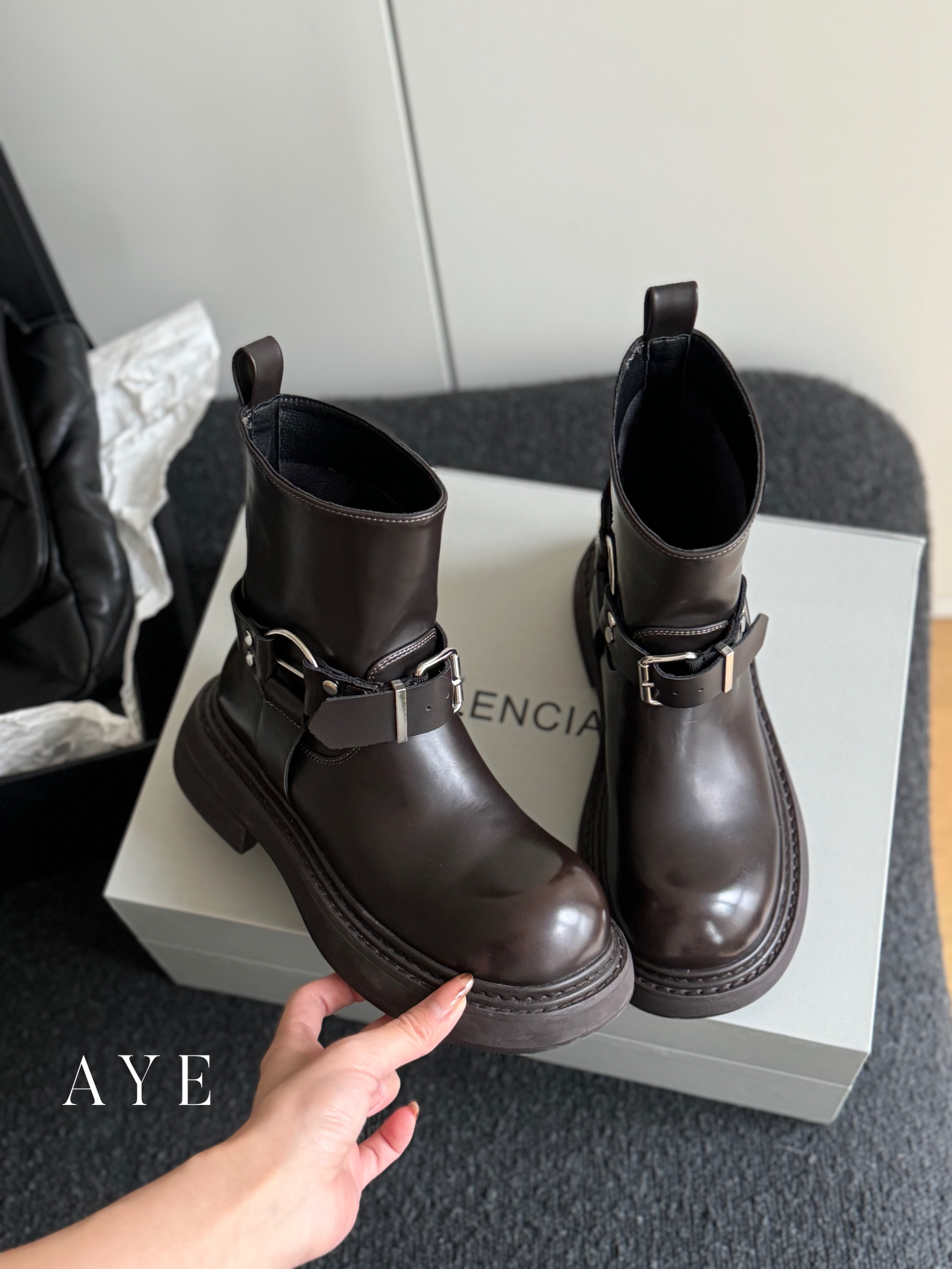 【AYE】24SS｜时尚百搭厚底英伦风扣带短筒靴｜甜酷圆头一脚蹬增高靴