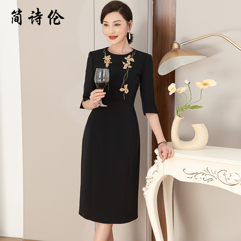 新中式轻国风连衣裙女2025年新款设计感重工刺绣显瘦优雅礼服裙