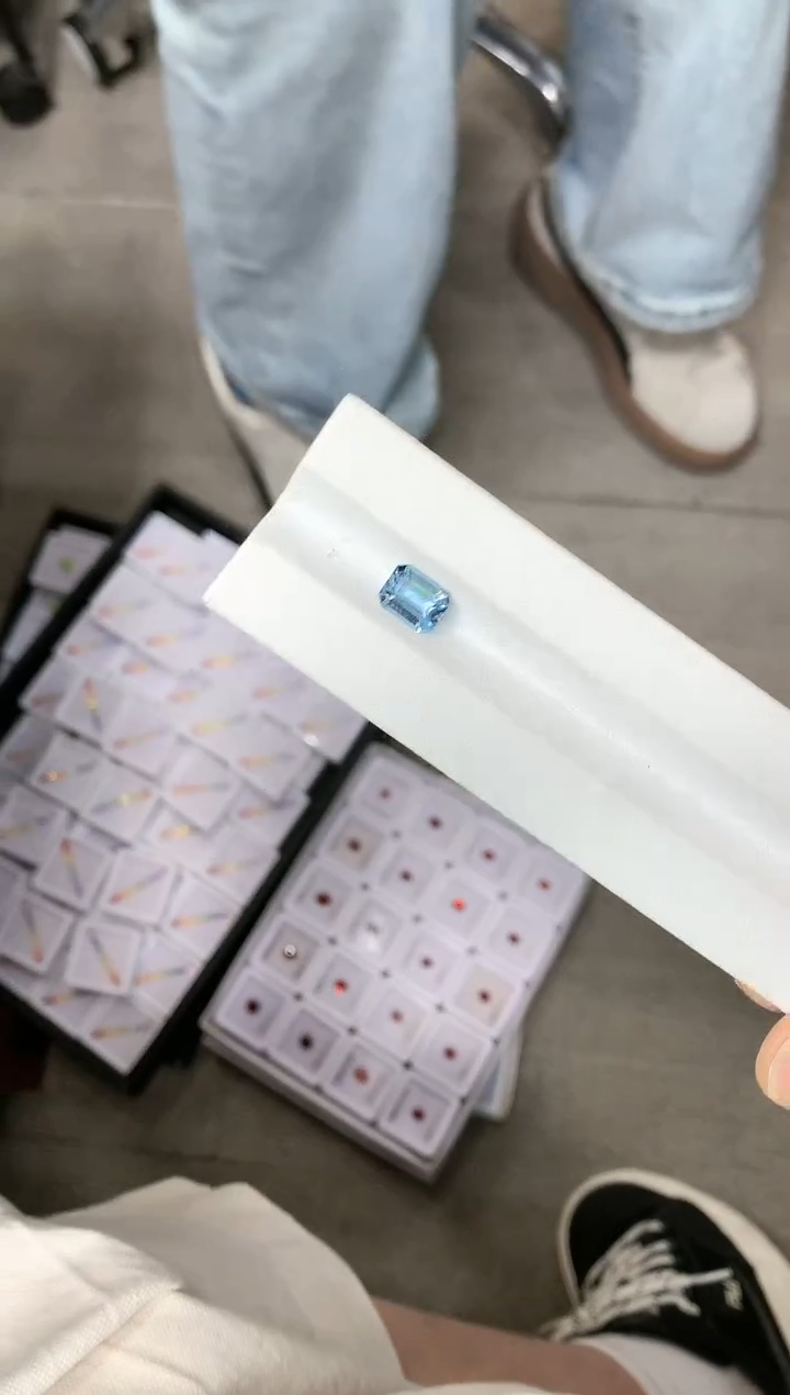 【闪购商品】海蓝宝石笔搁未镶嵌1.82ct  29