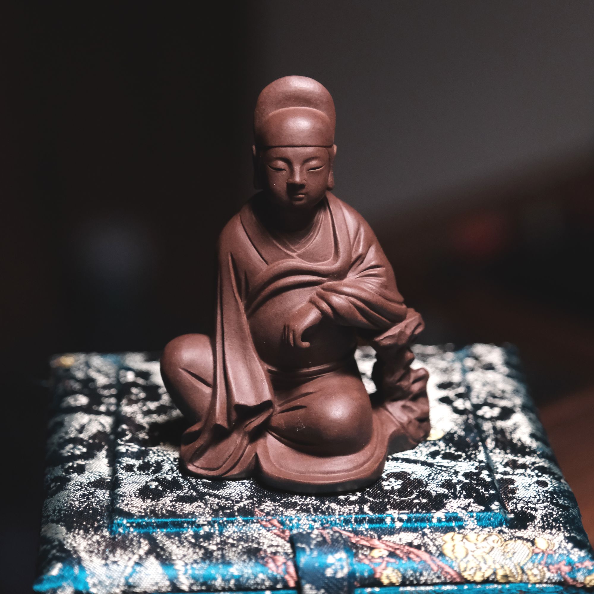 文昌帝君紫砂雕塑 周东亭制。掌功名、保福禄。