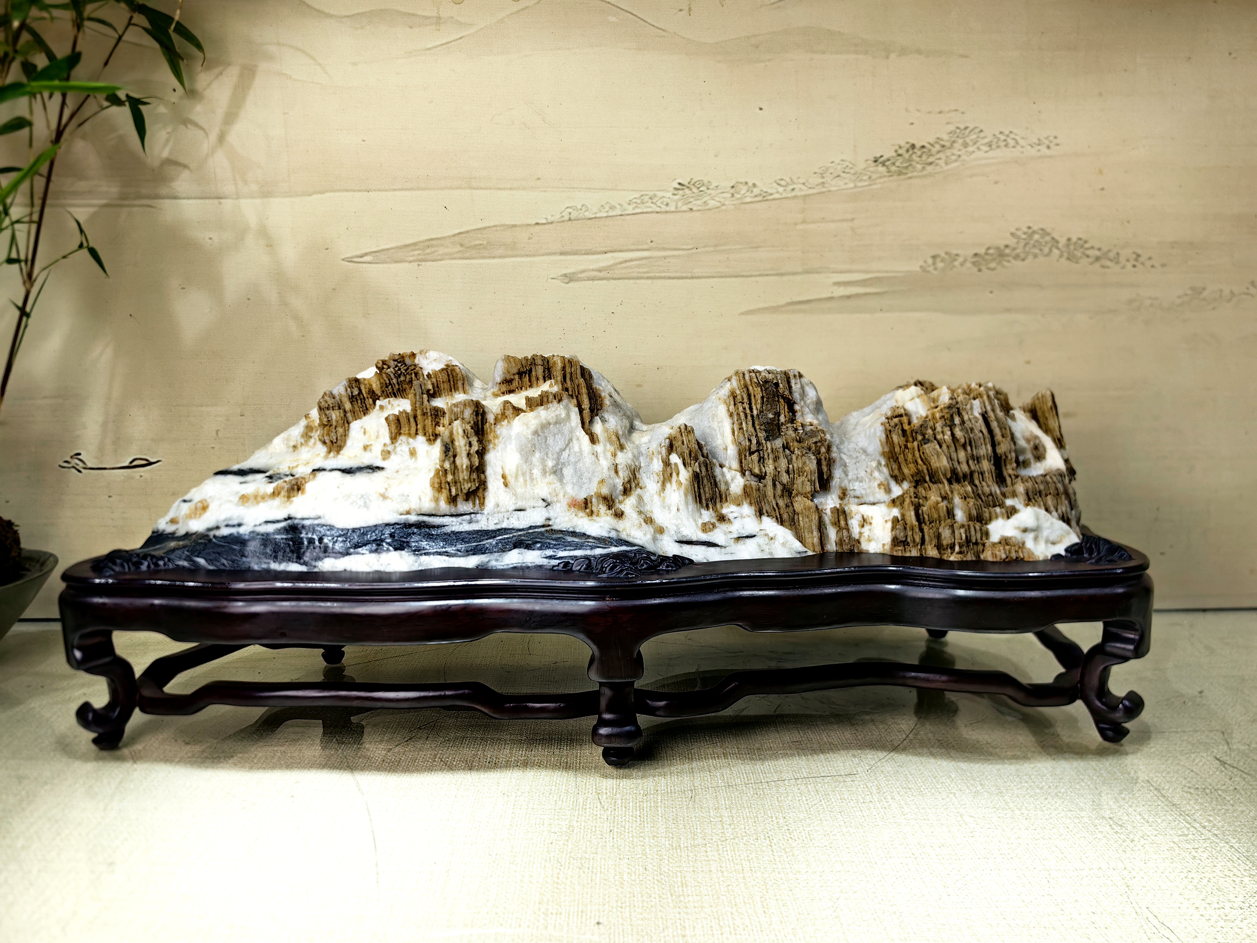 宣石《灵韵仙山》53-21-20cm 底座:上海红木生漆工艺，配有锦盒