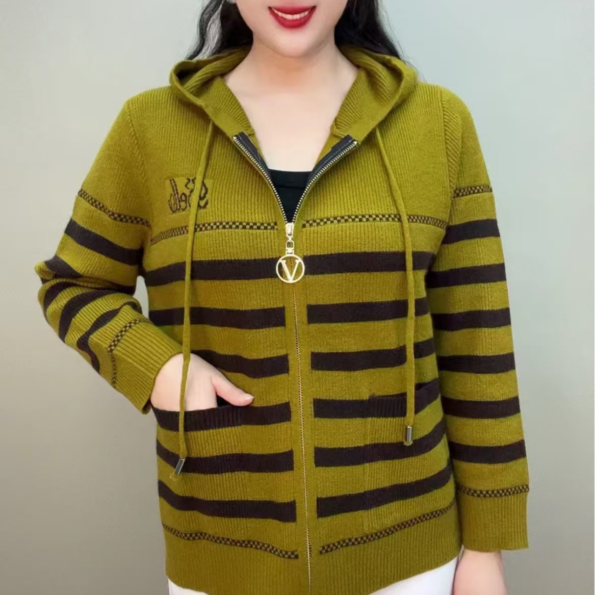 秋冬款中老年保暖毛衣外套2024新款时尚拉链连帽宽松休闲条纹女装