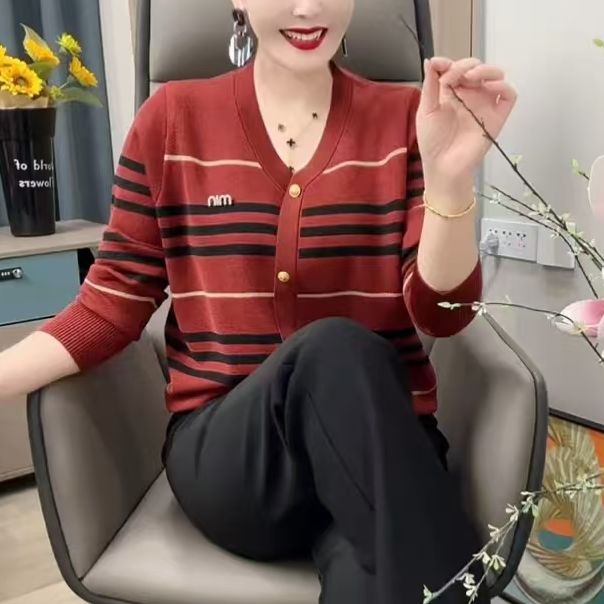 冬款时尚纽扣开衫打底衫女2024新款宽松休闲百搭减龄中老年妈妈装