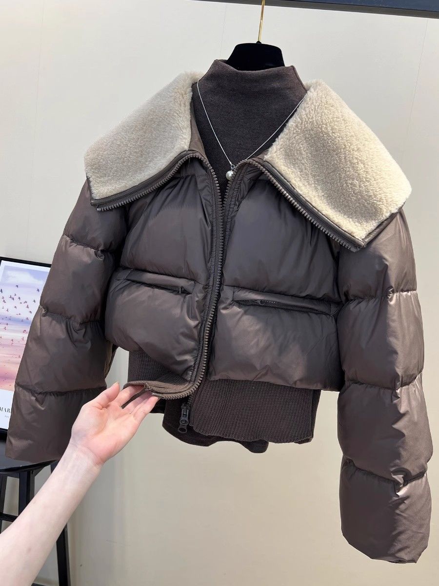 雪中飞今年流行漂亮羊羔毛大翻领针织拼接白鸭绒羽绒服女加厚保暖