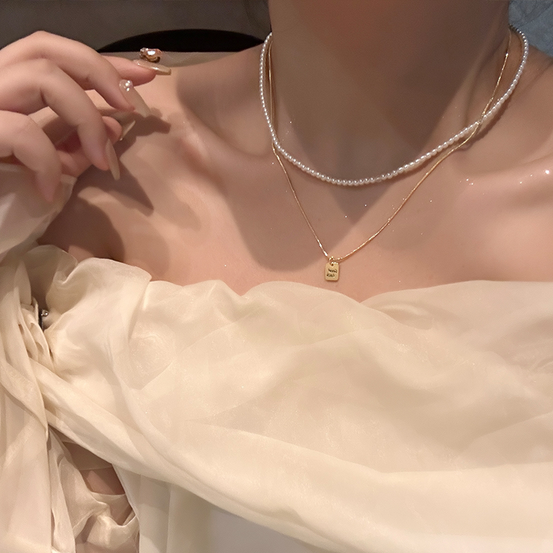 oushipei/欧诗佩 铜合金仿珍珠项链 法式金色方块铭牌吊坠项链女