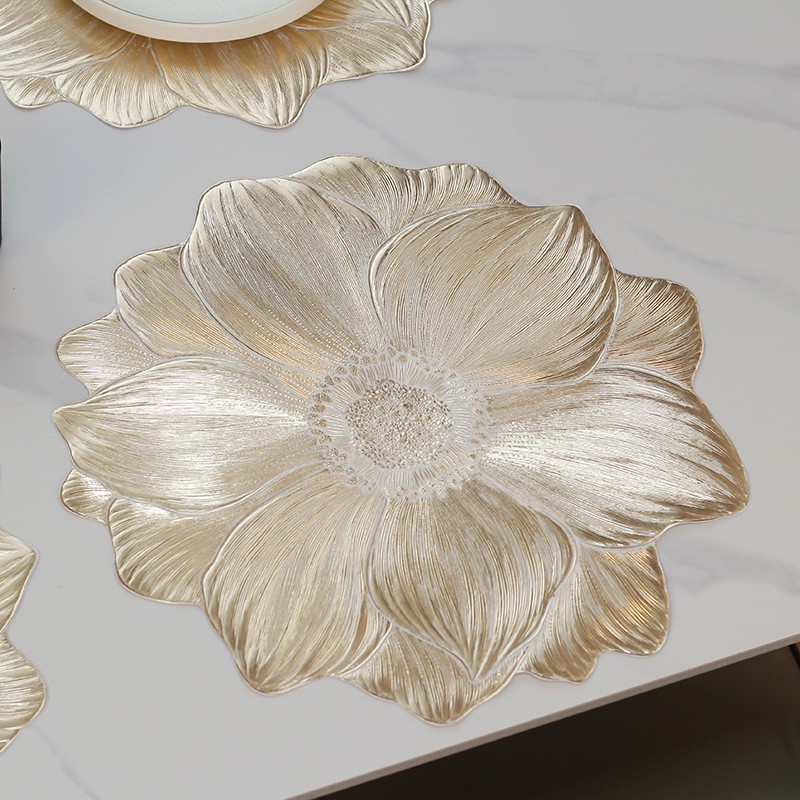 【到手2片】荷花烫金PVC餐垫3D隔热垫清洁用具餐桌垫可水洗耐热家用