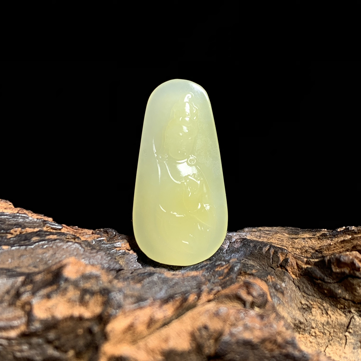 天然和田玉观音吊坠尺寸30*16*5重量4克