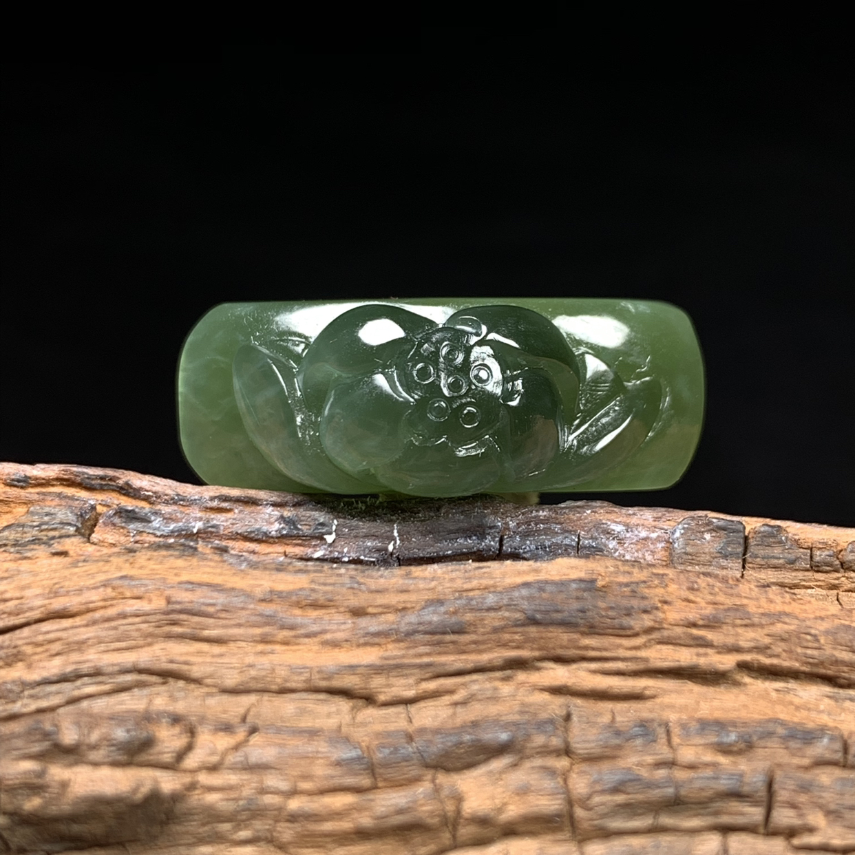 天然和田玉荷花手牌尺寸34×12×13克重10克