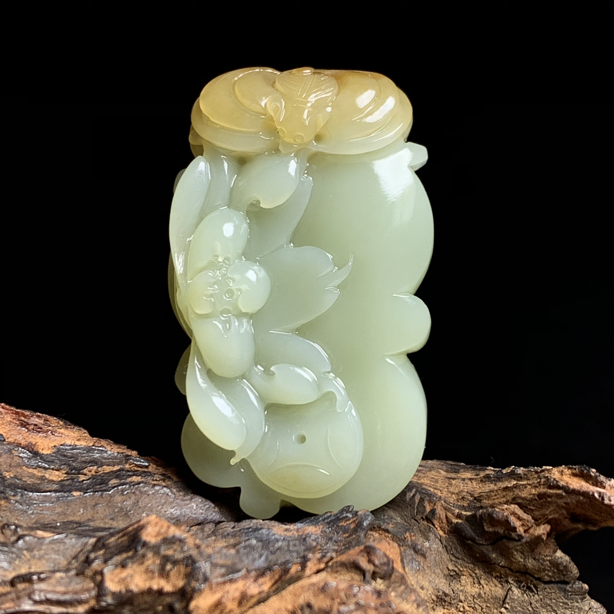 天然新疆和田玉花开富贵吊坠尺寸56*33*16重量48克