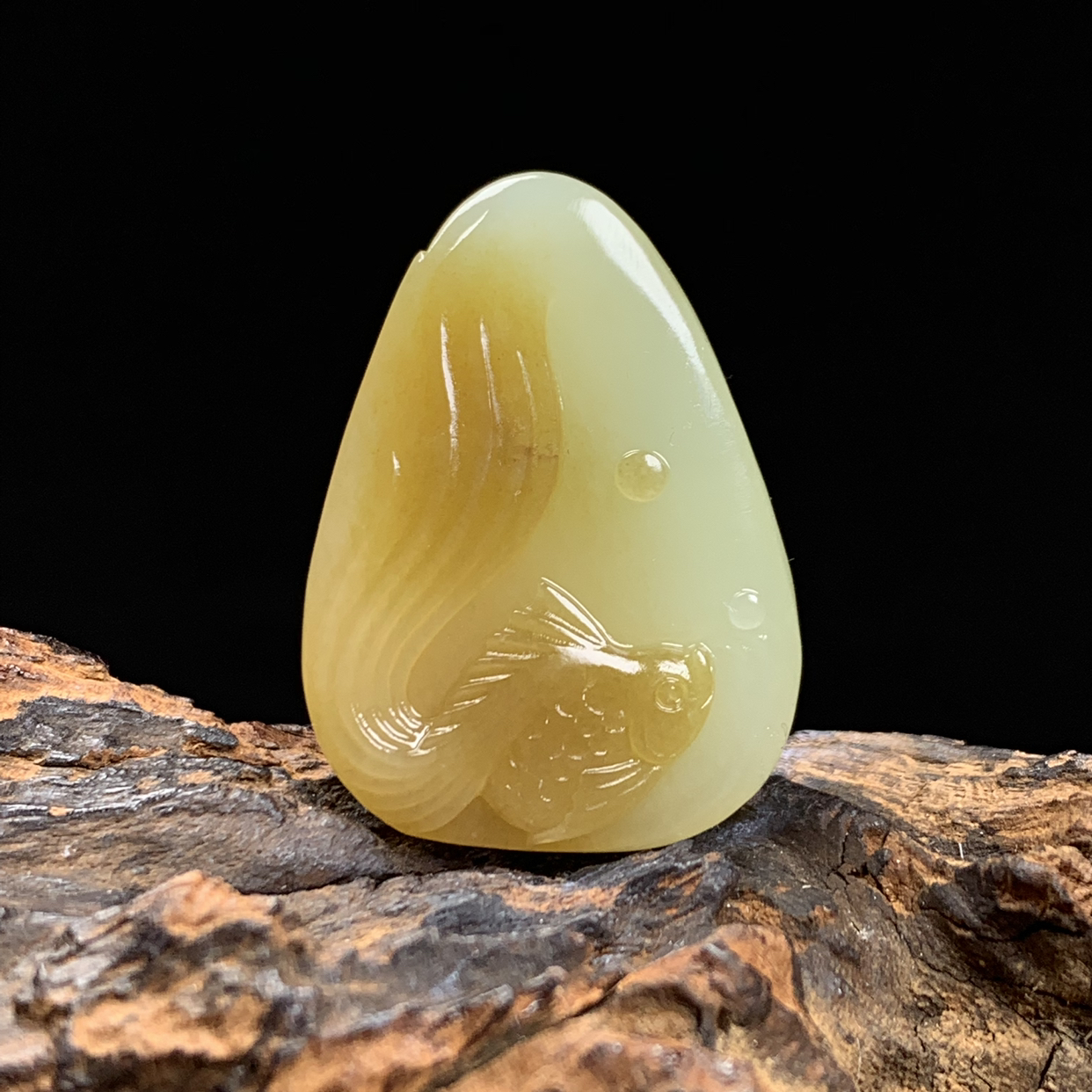 天然新疆和田玉金鱼吊坠尺寸37*27*10重量15克