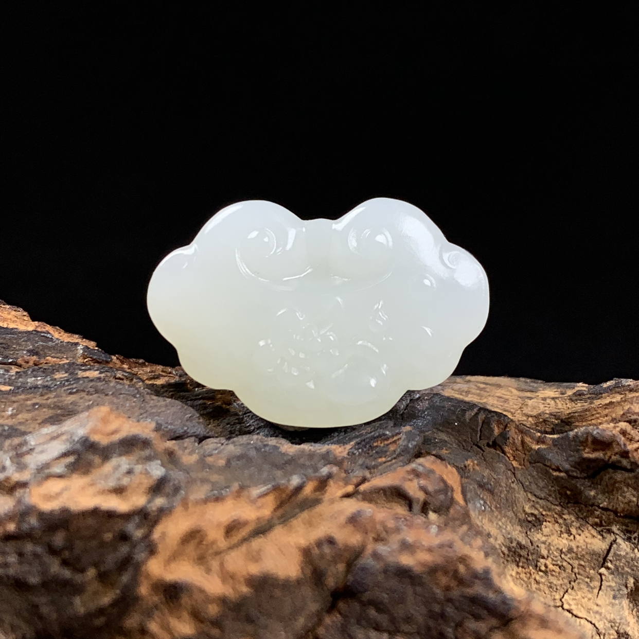 天然和田玉如意锁吊坠尺寸20*30*10重量10克