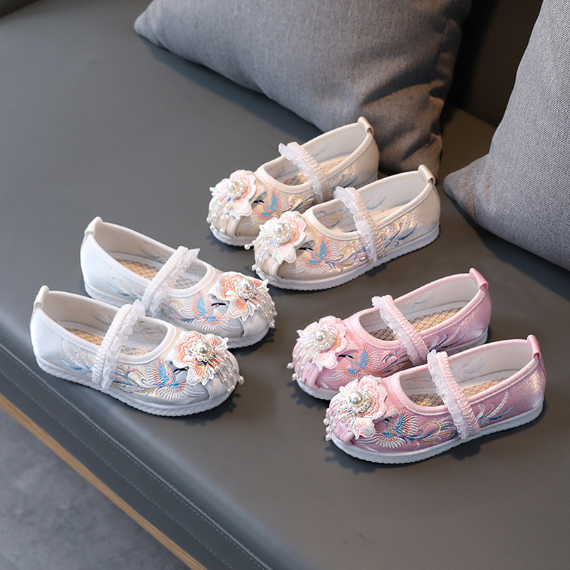 春季女童汉服鞋子儿童老北京软底布鞋古风鞋绣花鞋可爱宝宝公主鞋