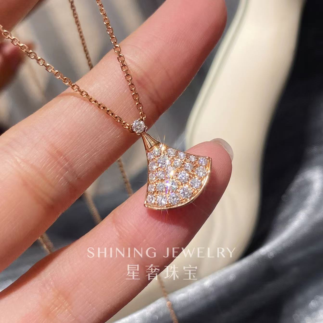 18k金裙子钻石项链天然真钻（5克多金重）（少量库存）