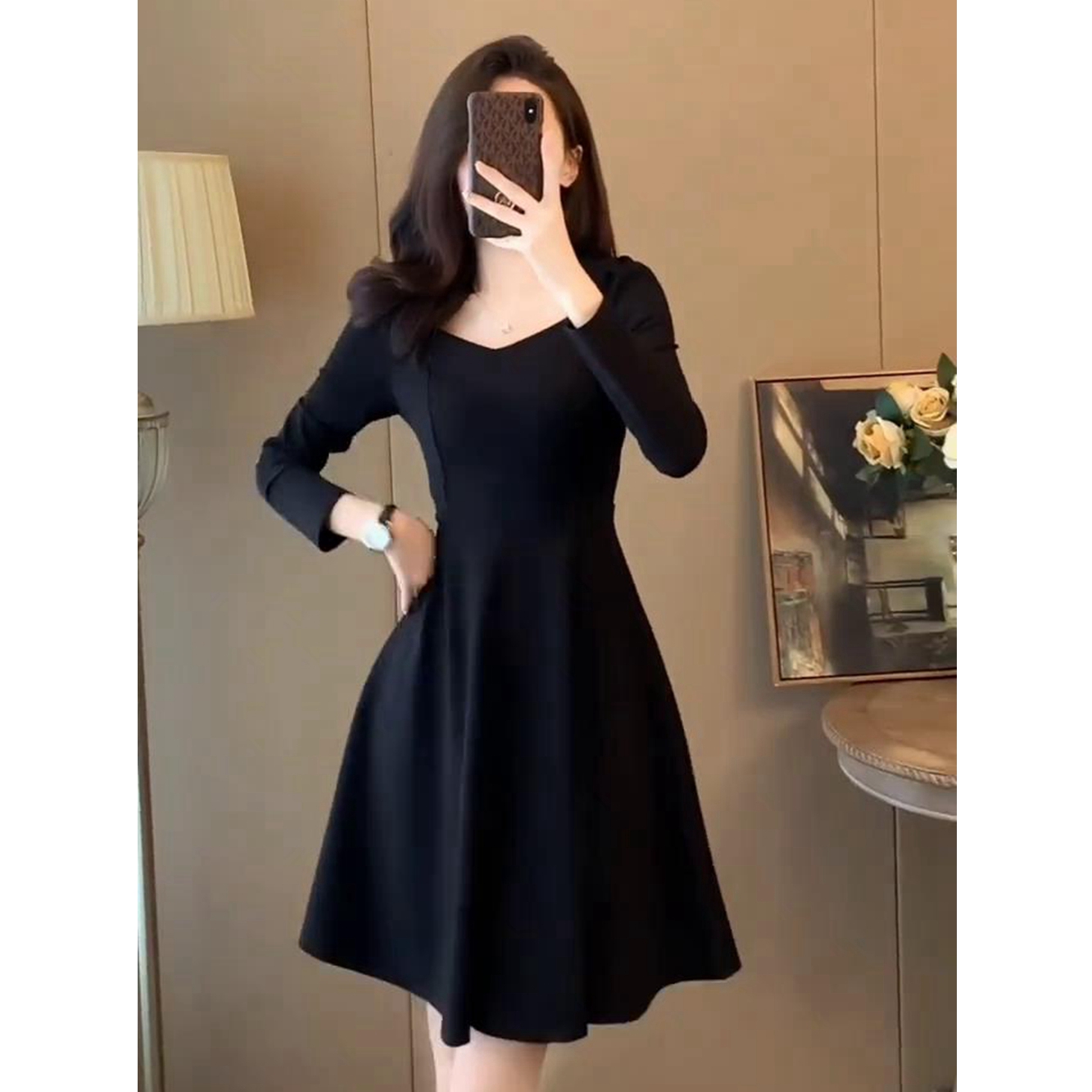 女法式轻奢高级感赫本风小黑裙A字气质御姐轻熟风连衣裙春秋