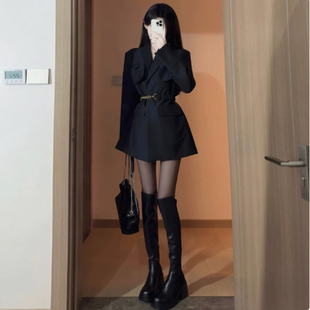 气场强大女装赫本小黑裙早秋季穿搭高级感收腰气质法式西装连衣裙