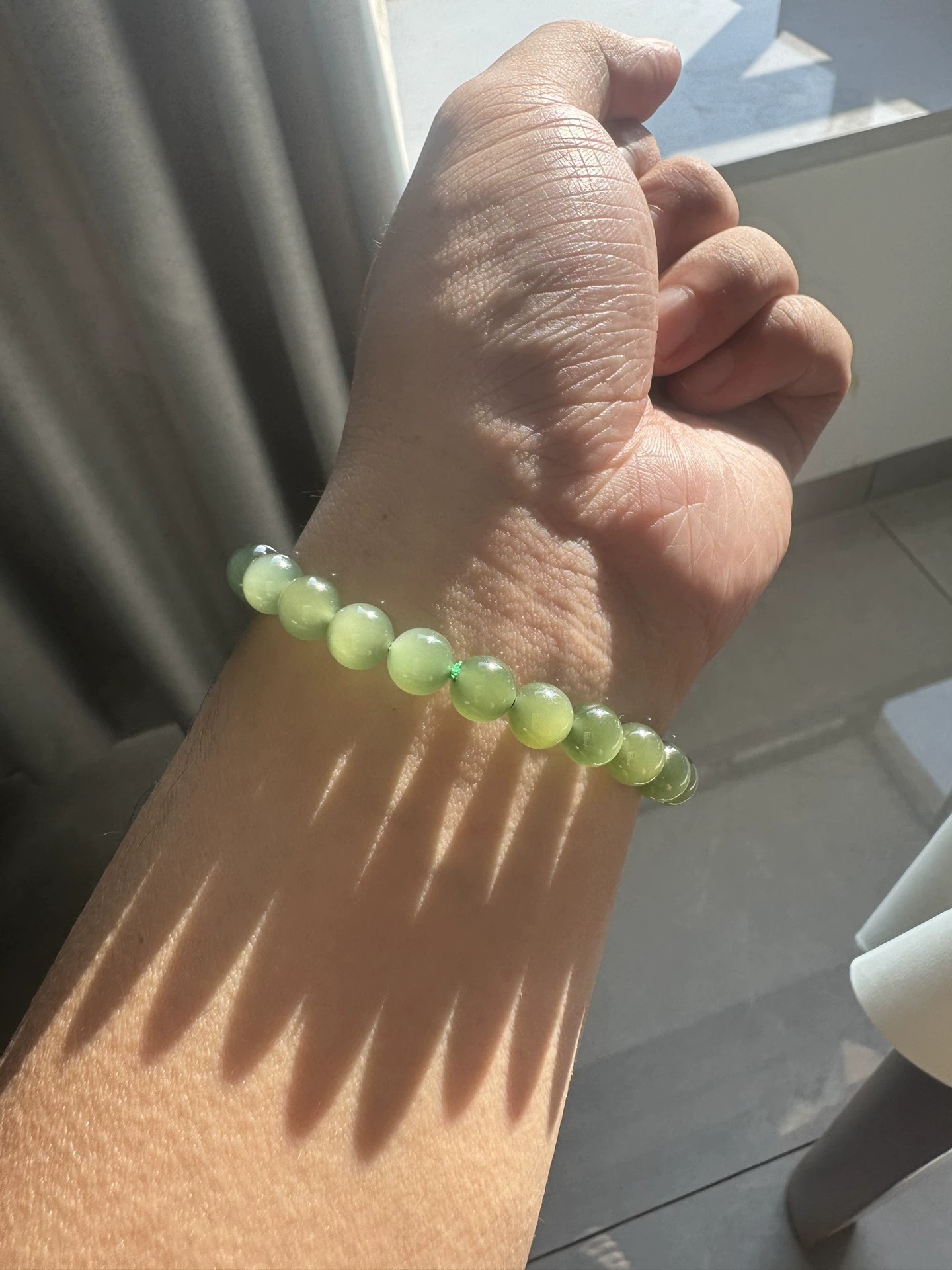 和田玉湖水绿荧光料8mm圆珠料子干净阳光下起一点荧光