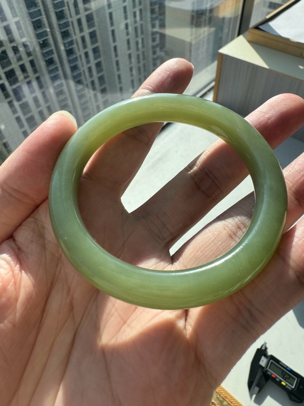 和田玉手镯湖水绿56口有棉