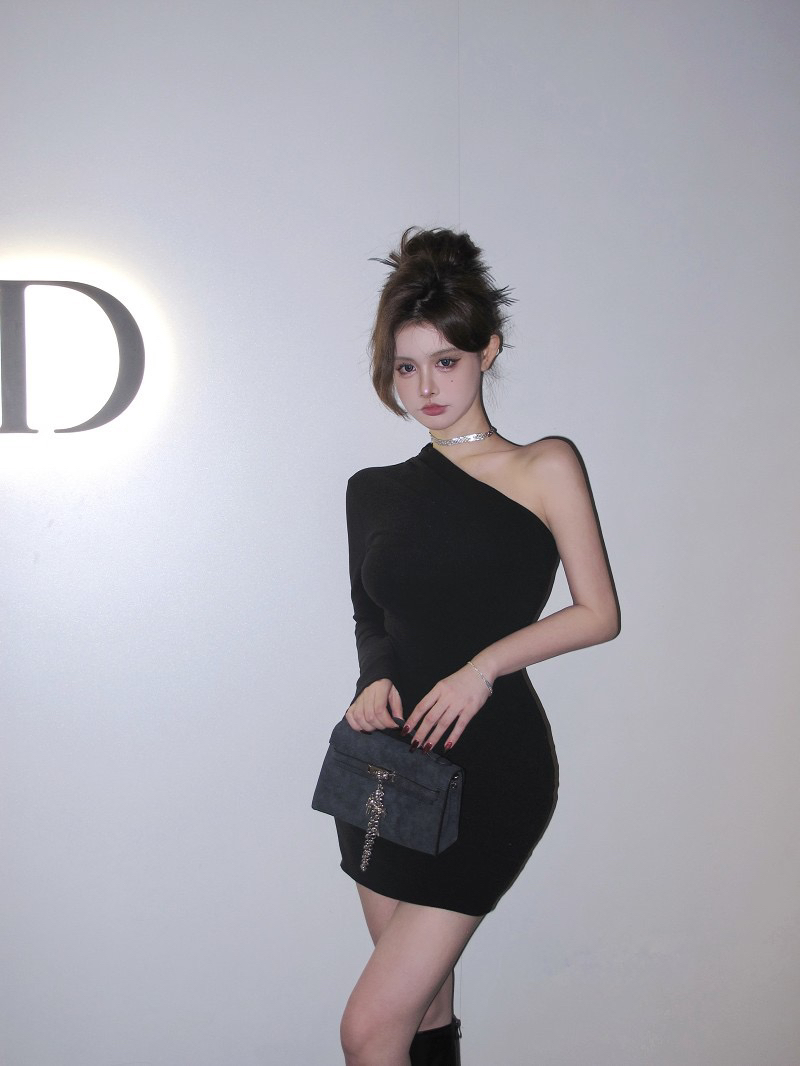 2025春季新款辣妹气质单肩纯色礼服斜肩收腰修身包臀港风连衣裙女