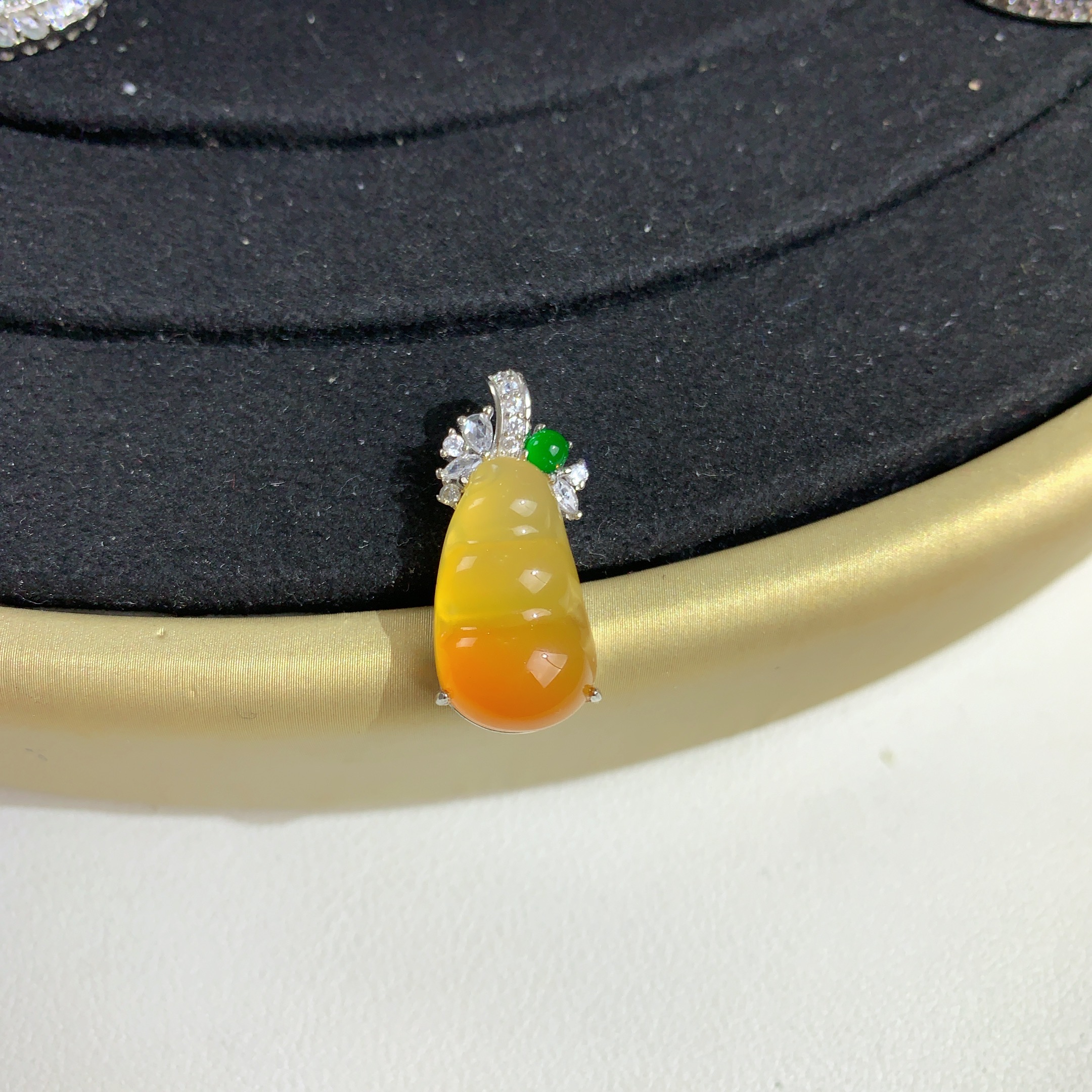 s925银镶嵌天然玉髓黄福豆吊坠小精致渐变款