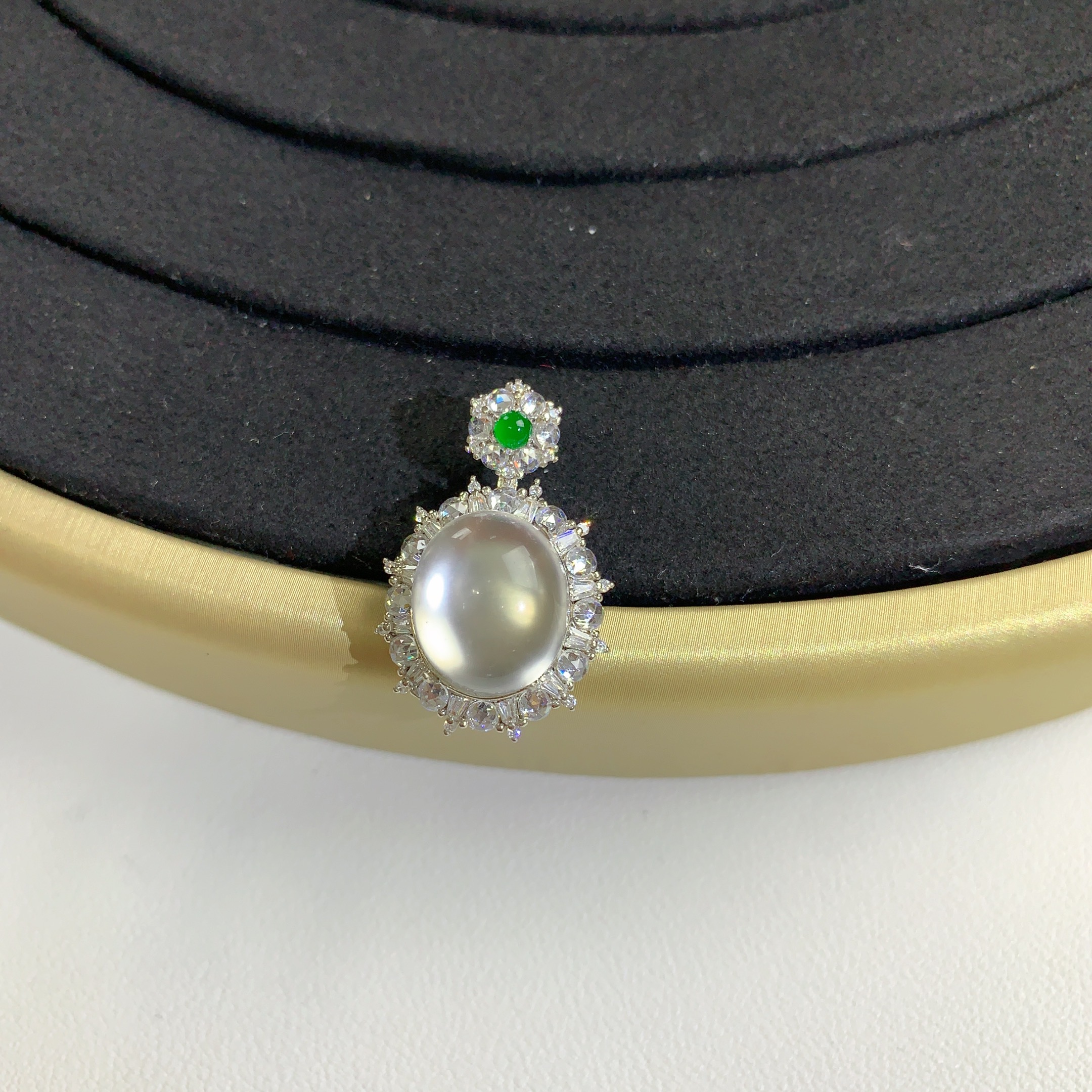 s925银镶嵌天然白冰鸽子蛋玉石吊坠经典款中国好珍宝