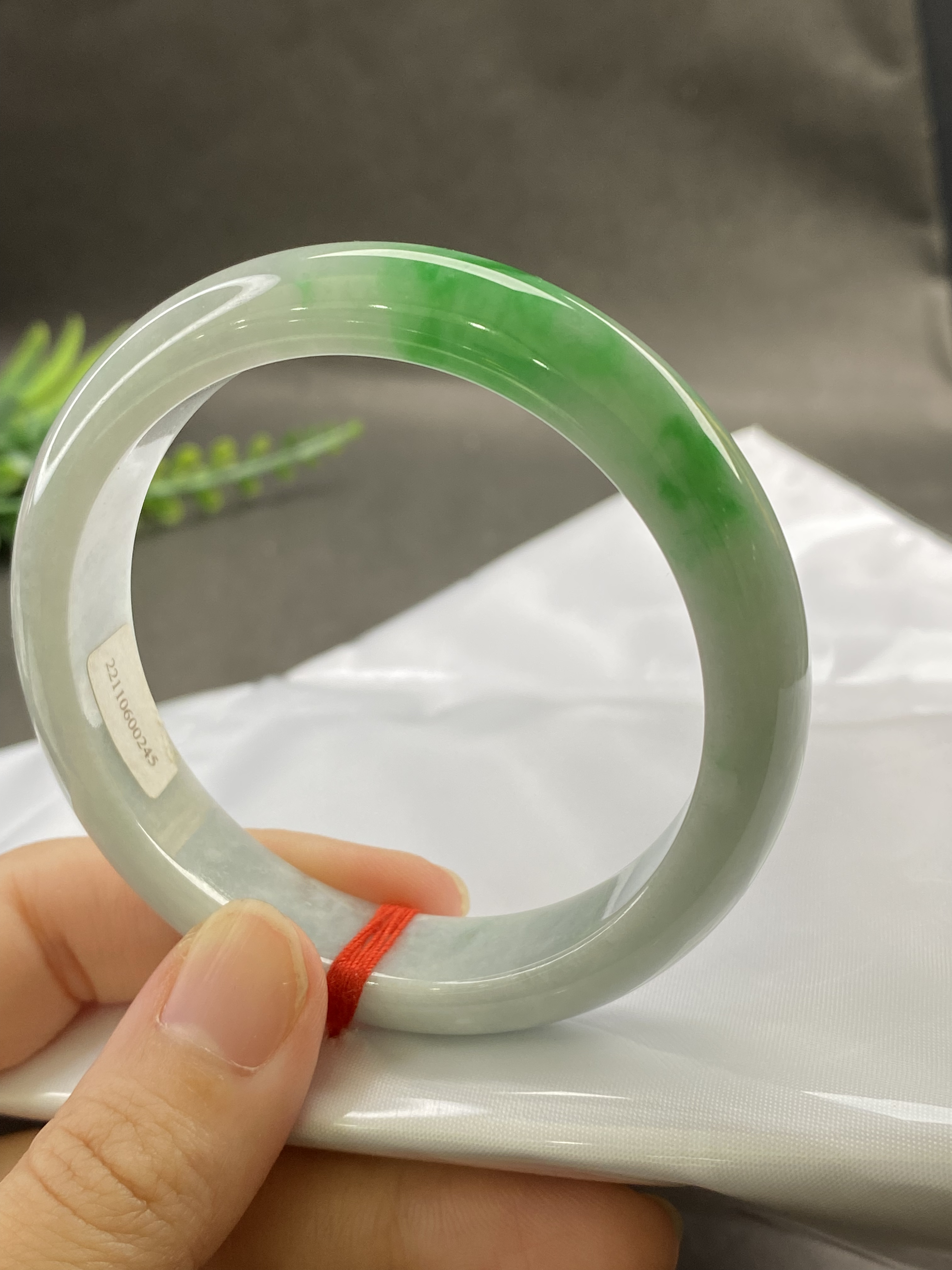 缅甸A货翡翠手镯白底青57.3圈