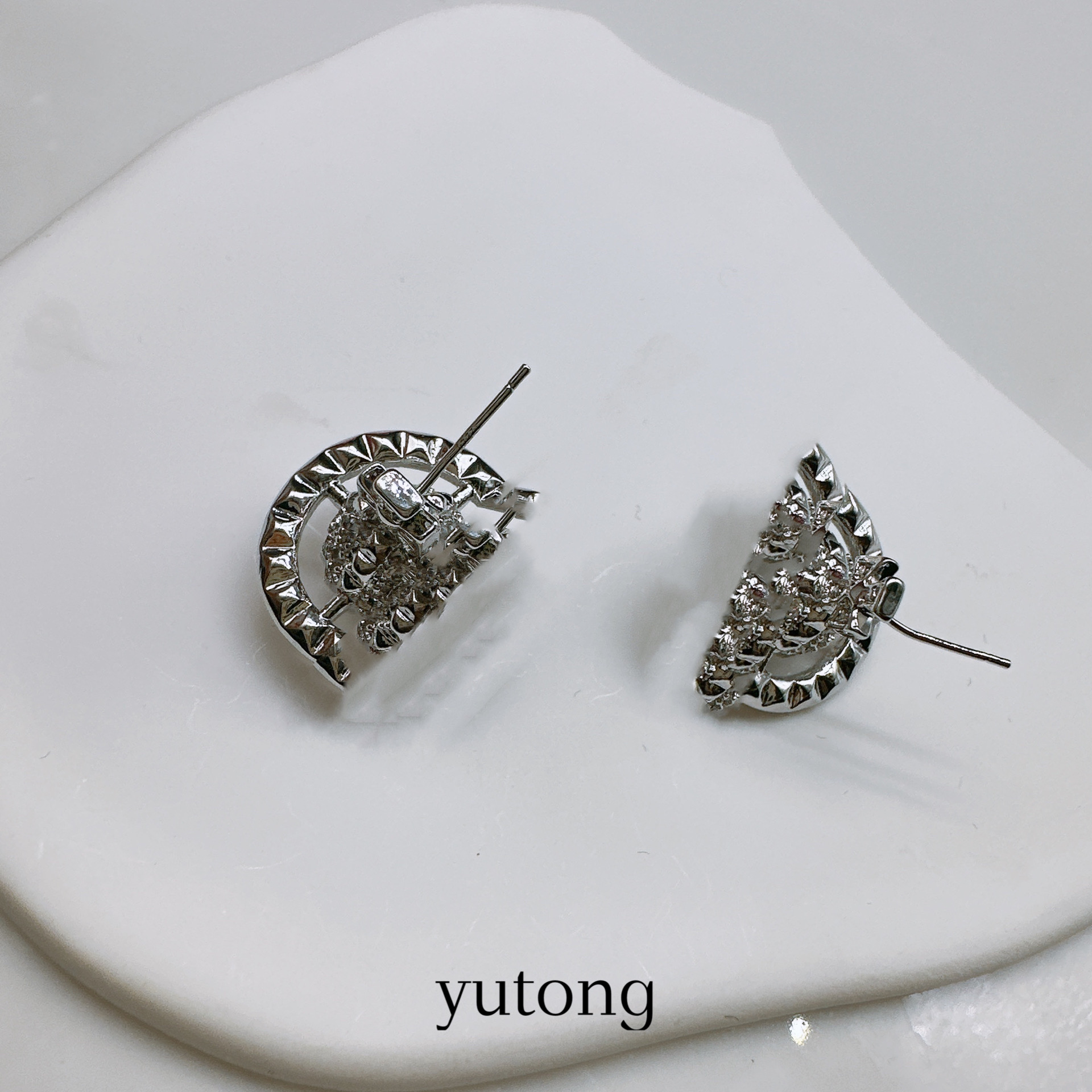 铜合金合成锆石耳饰 【雨桐轻奢饰品】设计款耳环LWW2866W