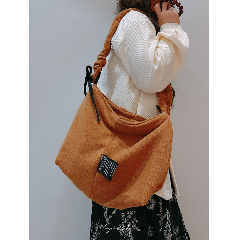 三色补丁摇粒绒抽绳挎包女2025冬新款毛绒时尚布袋百搭简约斜挎包