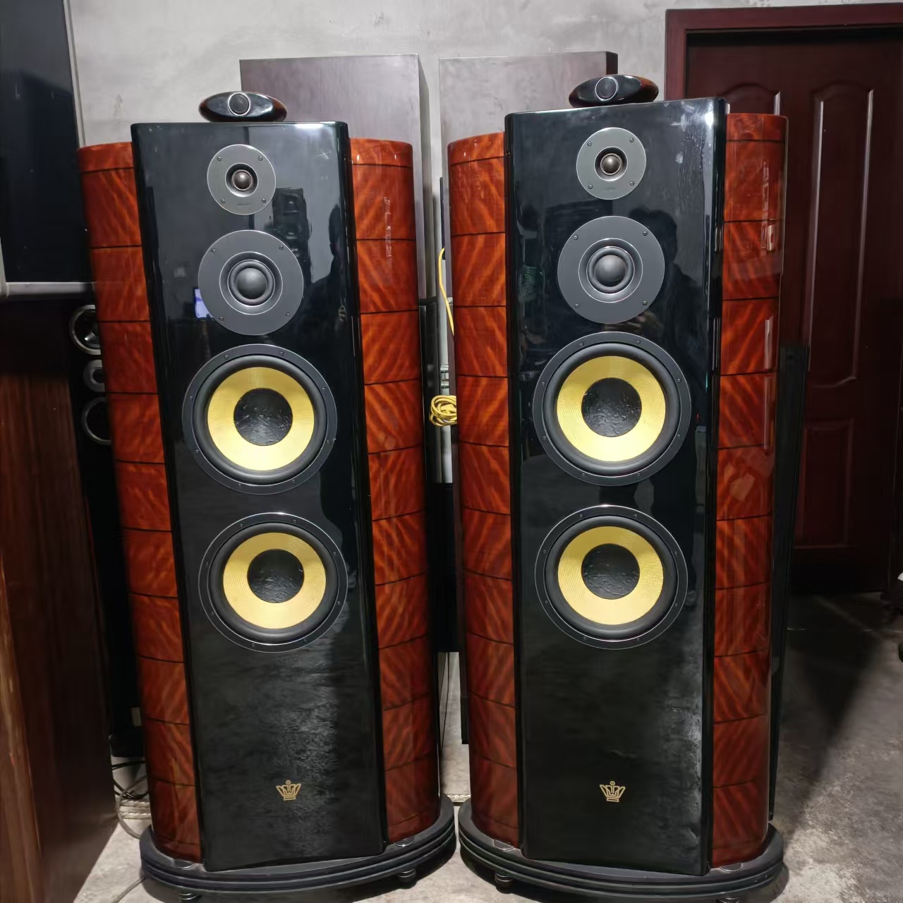 9新  丹麦 皇冠 型号君王K1 双10寸四分频旗舰级落地箱 运费自理