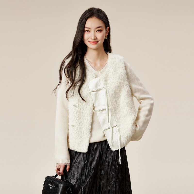 XG雪歌白色盘扣毛绒马夹XK424513A891新中式国风冬季女士外套