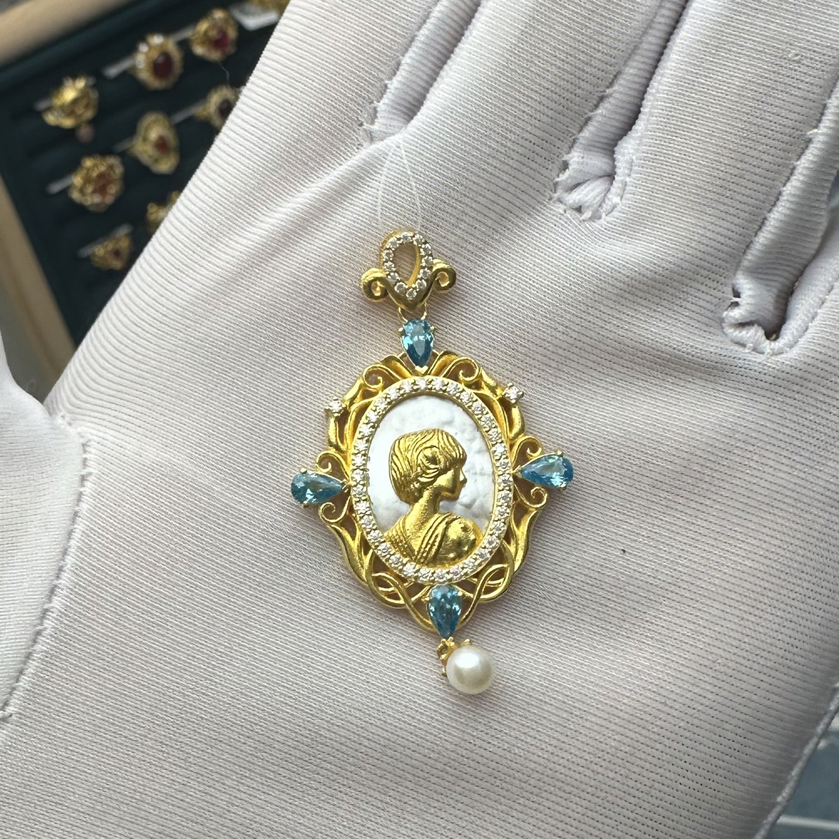 足金999镶嵌女王牌吊坠